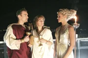 Überraschend für Lisa (Alexandra Neldel, M.) und Richard  (Karim Köster, l.) taucht Sabrina (Nina-Friederike Gnädig, r.) auf der Toga-Party auf. (Dieses Foto von Alexandra Neldel darf nur in Zusammenhang mit der Berichterstattung über die Serie "Verliebt in Berlin" veröffentlicht und verbreitet werden.)