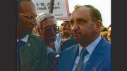 Bundeskanzler Fred Sinowatz (r.) stellt sich den aufgebrachten Winzern in Rust.