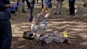 Ein Jogger ist auf eine Landmine getreten und ums Leben gekommen. Dr. Maura Isles (Sasha Alexander) untersucht die Leiche.