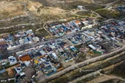 Luftaufnahme des Sektors 6 der Cañada Real vor den Toren Madrids: Derzeit leben mehr als 4.000 Menschen in diesem Slum – dem größten in Westeuropa – ohne Wasser- und Stromversorgung.