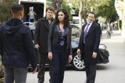 Castle (Nathan Fillion, 2.v.l.) und Ryan (Seamus Dever, r.) haben Angst, dass ihr neuer Fall für Esposito (Jon Huertas, l.) zu persönlich wird. Denn dessen kriminelle Ex-Verlobte Sonia (Angélica Celaya, 2.v.r.) soll sie bei der Aufklärung eines Mordfalls unterstützen ...