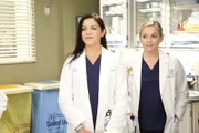 Während sich die Assistenzärzte auf Elizas (Marika Dominczyk, l.) neue Lektionen freuen, werden sie jedoch von den Oberärzten um Arizona (Jessica Capshaw, r.) aufgehalten, die sich nicht fügen wollen ...