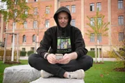 Geld bedeutet Freiheit und Macht, das hat Benjamin Gnahm schon frÃ¼h motiviert. Als Kind ein EinzelgÃ¤nger, in der Schule gemobbt â€“ aber zuhause am Computer ist er genial. Mit neun Jahren weiÃŸ er bereits, wie er den Kopierschutz von sÃ¤mtlichen Videospielen ausschalten kann. Als Jugendlicher ist er Teil einer illegalen Szene, die sich mit gestohlenen Kreditkarten teure Software besorgt, knackt, vervielfÃ¤ltigt und verkauft. Erwischt wird er nie. Heute arbeitet er legal.  Benjamin Gnahm gehÃ¶rt zur internationalen Hacker-Elite und wird fÃ¼r sein KÃ¶nnen sehr gut bezahlt.