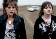 Die 17-jährige Sonja Hokberg (Susannah Fielding, li) und ihre Freundin Eva  (Angela Terence) haben einen Taxifahrer erschlagen.