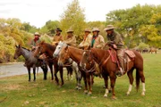 Wilde Reise mit Erich Pröll: "Mustangs - Lebende Legenden: Die nach Europa reisen", Die drei jungen Mustangs sind weiterhin in La Barge und werden auf die weiteren Stationen für die Reise nach Österreich vorbereitet. Mustangs werden in Nordamerika von Freizeitreitern und auf Ranches als Cowboypferd verwendet. Eine Besonderheit bietet eine Working Cow Ranch, die am Fuße der Bighorn Mountains über 1.000 Rinder und an die 100 Pferde betreut. Dazu gehört auch eine Guest Ranch - die Hideout Ranch. Hier können Gäste einzigartige Trailritte machen und auch je nach anfallender Rancharbeit echtes Cowboy Feeling erleben. Hier gibt es eine echte Besonderheit. Die City Slickers können hier auch auf Mustangs reiten. Auf der Ranch wurden bereits zwölf Mustangs adopiert, die hier trainiert und zu exzellenten Reitpferden ausgebildet wurden. Für die Ranch gehört der Mustang als Teil vom Westen dazu und möchte das auch an die Reitgäste weitergeben. Für diese Pferde ist der Ritt in die Berge auf über 3.500 Meter Höhe kein Problem. Sie sind zäh, genügsam und leicht zu reiten. Trittsicher im steilen, unwegsamen Gelände und ausdauernd in der Steppe. Im Film wird eine Reitgruppe begleitet, die den Eindruck vermittelt, aus einem Edelwestern entsprungen zu sein. Profi Reiter aus den Niederlanden waren eine Woche lang auf Mustangs unterwegs und sie erzählen voll Begeisterung über ihre Erlebnisse. Der Einsatz der Mustangs hier als Wanderreitpferde, als Partner im schwierigem Gelände und auch auf einen Teil Geschichte Amerikas zu sitzen macht diese Pferde einmalig.