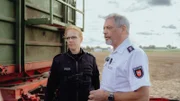 Hauptkommissar Frank Korte und Kommissarin Larissa Buß halten bei einer Polizeikontrolle im Landkreis Diepholz die Landmaschinen an, die im Straßenverkehr auffallen.