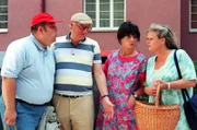 "Kaisermühlen Blues", "Wer hoch steigt....." Joschi ist der Held von Kaisermühlen, nachdem er Claudia gerettet hat. Gneisser verschafft ihm einen Job am Zentralfriedhof, Trautmann regelt seine Strafanzeige und zu guter Letzt tritt er sogar in der TV-Sendung "Vera" auf. Kudrnac wird beim Bezirksvorsteher vorgeladen. Franzi zieht aus der Gemeinschaftswohnung aus und will auch nicht mehr in der Fabrik arbeiten. Im Bild (v.li.): Gerald Pichowetz (Franzi), Walter Langer (Kudrnac), Brigitte Swoboda (Frau Koziber), Marianne Mendt (Gitti Schimek).