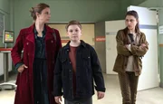 Emma (Vivien Sczesny, re.) und Hanno Brückner (Kasimir Brause, mi.) wollen von ihrer Mutter Katja (Julia Jäger, li.) den wahren Grund wissen, warum ihr Vater nach Leipzig gekommen ist. Für Katja ist die Situation kaum ertragbar. Wie soll sie ihren Kindern sagen, dass es um die Scheidung ging, wenn ihr Vater nun schwer verletzt in der Klinik liegt?