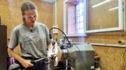 Alles aus Holz: Tischlermeisterin Sina Wachau drechselt von der Schale bis zum Essteller alles für ihre Kunden. Inzwischen sind auch Sterne-Restaurants ihre Kunden.