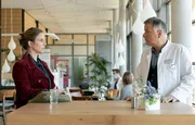 Roland Heilmann (Thomas Rühmann) berichtet seiner Freundin Katja Brückner (Julia Jäger) vom Verlauf der OP. Katja wiederrum erzählt Roland, dass der Autounfall ihres Noch-Ehemannes genau in dem Moment passierte, als die beiden am Telefon gestritten haben und das Stefan gegen eine Scheidung ist.