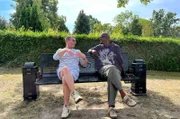 Yared mit Bürgermeister Manfred auf der Musikbank.