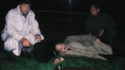 Kriminalkommissar Kehler (Wolfgang Bathke, l.) und Dr. Duhler (Klaus Schindler, r.) am Tatort. (Komparse, M.)