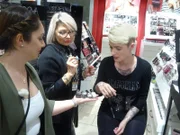 V.l.: Shoppingbegleitung Melike, Visagistin und Kandidatin Alice M.