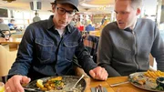 Jo Hiller und Gastronom Jan Philip Stöver testen Frische und Qualität in Restaurants. Jo Hiller und Gastronom Jan Philip Stöver testen Frische und Qualität in Restaurants.