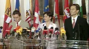 Vizekanzlerin Susanne Riess-Passer, Klubobmann Peter Westenthaler und Finanzminister Karl-Heinz Grasser verkünden ihren Rücktritt. – Das Jahrhunderthochwasser hatte nicht nur Auswirkungen auf die Naturlandschaft Österreichs, sondern auch auf die Politik. Spannungen zwischen Jörg Haider und der Regierung führten schließlich zum Sonderparteitag der FPÖ in Knittelfeld und letztlich zu vorgezogenen Neuwahlen.