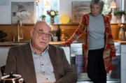 Peter (Hans-Martin Stier, l.) und Monika Böckhold (Eva Kryll, r.) streiten sich.