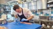Fisch aus der Region für den 2-Sterne-Koch: Julian Stowasser bereitet Lachsforelle auf eine ganz besondere Art zu.