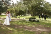Als kurz vor der Hochzeit immer mehr Probleme auftauchen, müssen alle noch einmal frische Luft schnappen und treffen im Park unverhofft aufeinander: Ted (Josh Radnor, M.), Marshall (Jason Segel, 2.v.r.), Barney (Neil Patrick Harris, r.), Lily (Alyson Hannigan, l.) und Robin (Cobie Smulders, 2.v.r.) ...