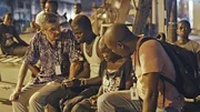 Pater Jorge Crisafulli (links) und Joe Conteh (rechts) von Don Bosco kuemmern sich nachts um Straßenkinder in Freetown, der Hauptstadt Sierra Leones.