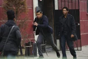 Aus einem Transporter wurde Geld gestohlen. Esposito (Jon Huertas, M.) entdeckt am Tatort eine Substanz, die bei einem früheren Raubüberfall, den er untersuchte, ebenfalls eingesetzt worden war. Kann Esposito die Täter diesmal dingfest machen?
