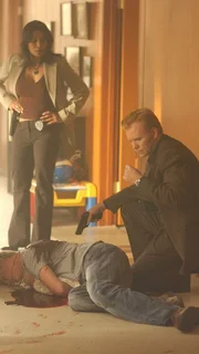 Horatio (David Caruso, r.) und Megan (Kim Delaney) werden zum Schauplatz einer grausamen Bluttat gerufen: Eine Familie wurde in ihrem eigenen Haus förmlich hingerichtet. Das erste Opfer, das Horatio nach dem Betreten des Hauses findet, ist die Leiche eines Jungen (Calvin DeVault), der ein Baby im Arm hält... Horatio (David Caruso, r.) und Megan (Kim Delaney) werden zum Schauplatz einer grausamen Bluttat gerufen: Eine Familie wurde in ihrem eigenen Haus förmlich hingerichtet. Das erste Opfer, das Horatio nach dem Betreten des Hauses findet, ist die Leiche eines Jungen (Calvin DeVault), der ein Baby im Arm hält...