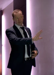 Ein Security-Job für Erin ist anstrengender als erwartet: Danny (Donnie Wahlberg) erklärt dem Zeugen, wie er sich verhalten soll, falls ein Notfall eintritt ...