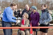 Als das Bänker-Team schummelt und einen brasilianischen Fußballspieler einsetzt, tritt Kurt auf den Plan und lässt seine alten FC-Verbindungen spielen. Danni (Annette Frier, 2.v.r.), Bea (Nadja Becker, r.) und Silvio (Waldemar Kobus, M.) sind begeistert, als sie Toni Schumacher (Toni Schumacher, l.) am Spielfeld antreffen ...