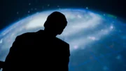 Astrophysiker David Smolinksi schaut ins All.