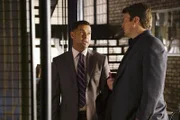 Während Beckett vor Ort undercover ermittelt, müssen Javier Esposito (Jon Huertas, l.) und Castle (Nathan Fillion, r.) im Revier die Suche nach einem Mörder vorantreiben ...