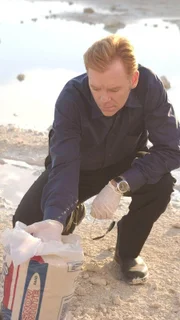 Anhand einer Sandanalyse findet das CSI-Team heraus, dass der Heckenschütze in einem Korallensteinbruch zu üben scheint. Horatio (David Caruso) und Calleigh fahren raus und schauen sich um...