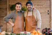 Von links: Ali Güngörmüs und Adnan Maral grillen gemeinsam für Weihnachten.