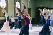Aurores (Hortense De Gromard) Aufbegehren gegen die Lehrmethoden der Ballettmeisterin kann sie ihre Karriere in der Opéra kosten. Doch sie will um jeden Preis ein Zeichen setzen. Nicht nur für sich, sondern für alle Tänzerinnen und Tänzer der Opéra.