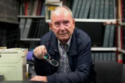 Gerd Heidemann, 91 Jahre alt, ehemaliger Reporter, in seinem Privatarchiv. Er hatte im Auftrag der Zeitschrift STERN die vermeintlichen Hitler-Tagebücher 1983 von Prof. Fischer alias Kunstfälscher Konrad Kujau erworben.