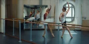 Aurore (Hortense De Gromard) und Valentin (Adrien Dewitte) folgen weiterhin ihrem Ziel, beim renommierten Ballettwettbewerb in Varna antreten zu können. Sie müssen alles geben, denn die Anforderungen sind hoch und die Konkurrenz schläft nicht.