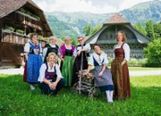 SRF bi de Lüt Landfrauenküche - Sybillle Meyer, Anglikon AG Folge 3 Gruppenbild der Landfrauen: Erna Köfer (hinten l.), Ramona Imhasly (vorne sitzend l.) Sylvia Stgier (hinten 2.v.l.), Romana Zumbühl (hinten 3.v.l.), Stefanje Moser, Anni Simonet (vorne r.), Sybille Meyer (r.)