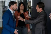 Oliver Radek (Hans-Werner Meyer, r.) und Mina Amiri (Jasmin Tabatabai, M.) versuchen den aufgebrachten Kanzlei-Partner Roman Oellert (Simon Eckert, l.) zu beruhigen.