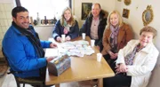 Trödelprofi Sükrü Pehlivan (li.) mit Isabel, Herbert, Birgit und Anni