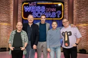 Moderator Kai Pflaume (M.) und seine Rateteam-Kapitäne Bernhard Hoëcker (l.) und Elton (r.) begrüßen in dieser Sendung den Schauspieler Axel Milberg (2.v.l.) und den Schauspieler Richy Müller (2.v.r.).