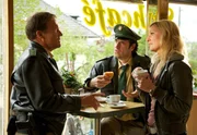 Lokaljournalistin Barbara Hansen (Monika Gruber, r.), Hubert (Christian Tramitz, l.) und Staller (Helmfried von Lüttichau, M.) im Café Rattlinger.