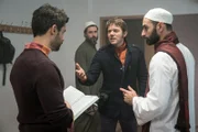 Amir Mahrous (René Ifrah, l.); Tom Kowalski (Steffen Schroeder, 3.v.l.); Iman Said Fatih (Eray Egilmez, r.)