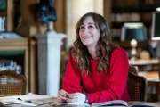 Die Tat lässt viele Fragen offen. Florence (Eléonore Bernheim) erkundet die Hintergründe des Mordes und macht auf der Suche nach Antworten eine Entdeckung.