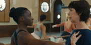 Flora (Suzy Bemba, l.) und die anderen Tänzer haben genug. Sie wollen, dass Diane (Anne Alvaro, r.) als Intendantin zurücktritt.
