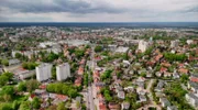 MDR FERNSEHEN HEUTE IM OSTEN - REPORTAGE, "Zwischen Heimat und Horizont – Polens Jugend", am Samstag (12.07.25) um 18:00 Uhr. Seit dem EU-Beitritt vor 20 Jahren haben über zwei Millionen junge polnische Hochschulabsolventen ihr Glück im Ausland gesucht. Die Frage "Bleiben oder gehen?" stellt sich auch für den angehenden Kardiologen Łukasz Łukomski aus Zielona Góra. Dort kämpft er mit den Herausforderungen eines unterbesetzten Gesundheitssystems, das mit nur 2,4 Ärzten pro 1000 Einwohner die niedrigste Ärztedichte in der EU aufweist. Für viele Studenten ist Westeuropa jedoch nicht mehr der Sehnsuchtsort. Beata und Tomasz Twardowski aus Biała Podlaska haben sich entschieden in ihrer Heimat zu bleiben und eröffneten das Restaurant "Sielska". In einer Stadt, die einst zu den ärmsten Polens zählte, versuchen sie so ein Zeichen der Hoffnung zu setzten. Ob ihr ihr Vorhaben gelingt wird die Zukunft zeigen.