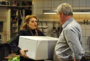 Uschi ist zuversichtlich das Projekt "Essen Dahoam" neben ihrer Arbeit stemmen zu können. Von links: Uschi Guggenmoser (Silke Popp) und Joseph Brunner (Wilhelm Manske).