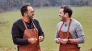 Adnan Maral und Ali Güngörmüş haben Spaß beim Grillen. Weiteres Bildmaterial finden Sie unter www.br-foto.de.