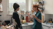 Elli (Lea Drinda, l.) und ihre Mutter Ina (Anne Ratte-Polle, r.) sind mal wieder verschiedener Meinung.