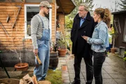 Arthur Bauer (Gerd Silberbauer, M.) und Toni Bischoff (Amanda da Gloria, r.) befragen Adam Klein (Dennis Mojen, r.).