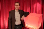 Der Literatur- und Filmwissenschaftler Keyvan Sarkhosh vom Max-Planck-Institut für empirische Ästhetik in Frankfurt am Main verrät den Zuschauern, warum gerade kluge Menschen gerne schlechte Filme anschauen.
