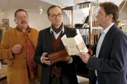 Die Kommissare Korbinian Hofer und Christian Lind ahnen, dass Antiquitätenhändler Konrad Münzinger ein falsches Spiel spielt.  (v.l.n.r.: Joseph Hannesschläger, Frank Behnke, Tom Mikulla)