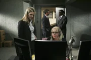 Penelope Garcia (Kirsten Vangsness, vorne r.) und J.J. (A.J. Cook, vorne l.) stehen vor einem R&auml;tsel ...